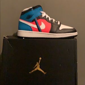 Meet your Posher, Ellis